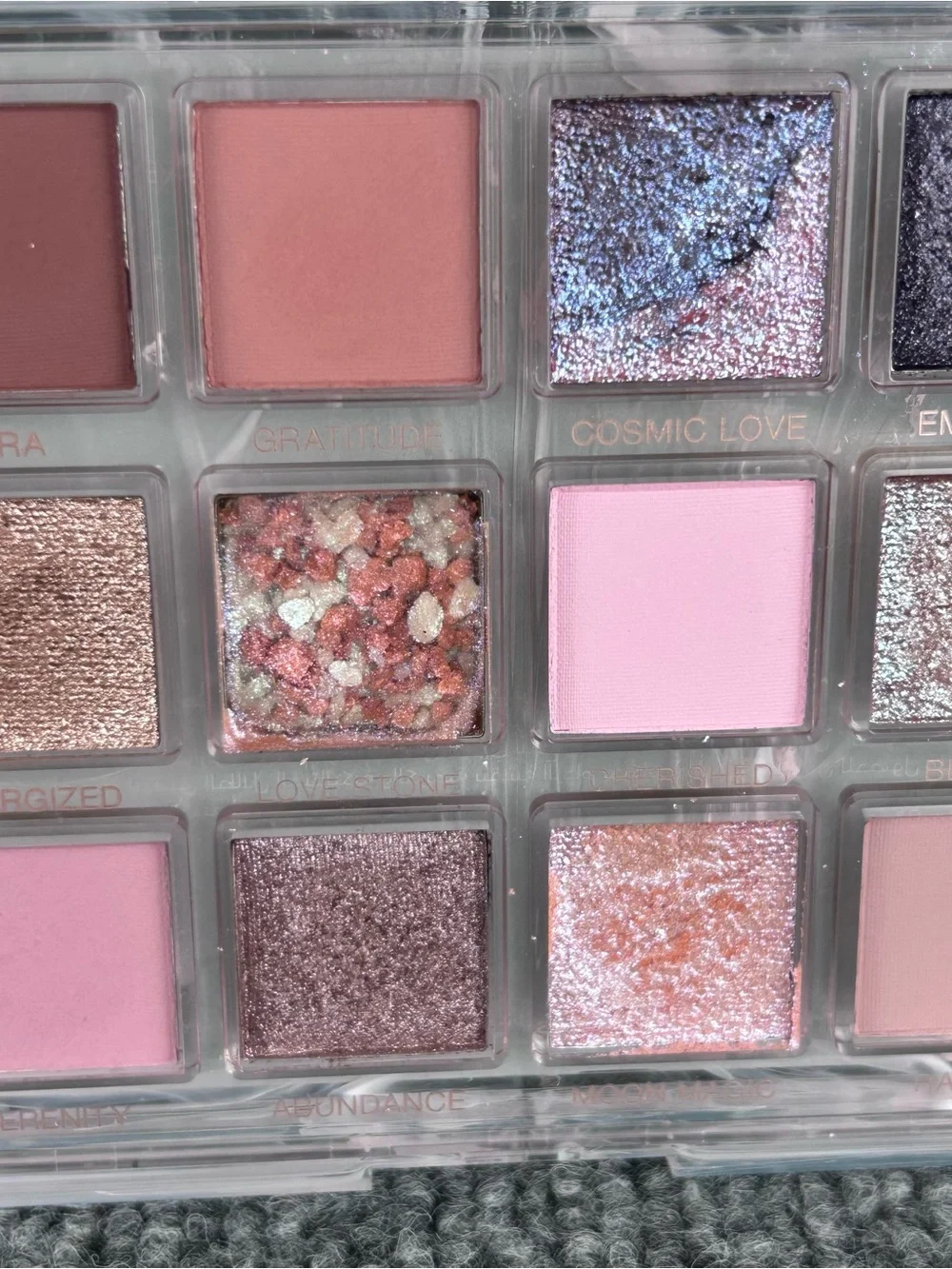 HUDA BEAUTY incredible colors